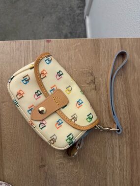 dooney & bourke wristlet